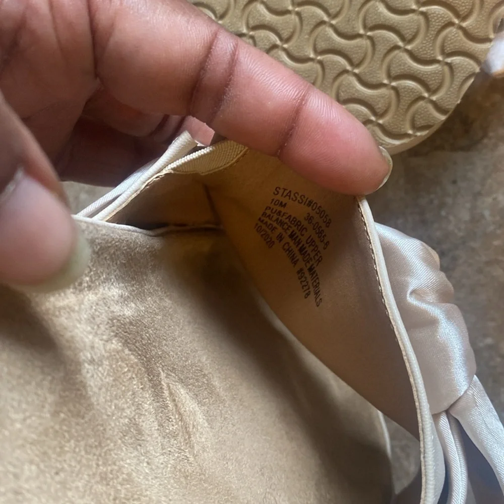 Comfortview. Women's Cream Slide Sandals. Size 10 - Picture 10 of 11